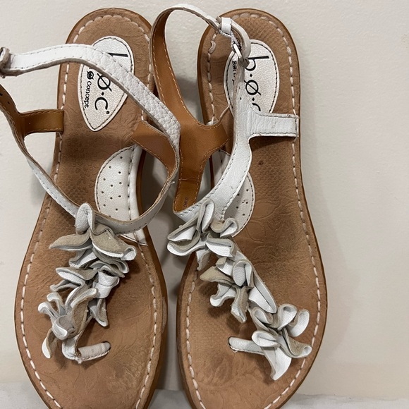 B.O.C. White leather flat sandal in size 9 - Picture 2 of 12